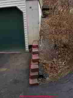 Modular block retaining wall © D Friedman at InspectApedia.com 
